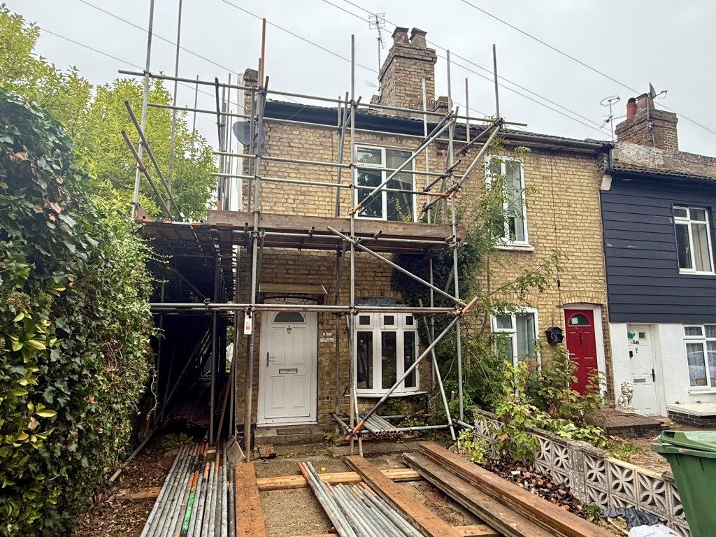 Lot: 101 - END-TERRACE HOUSE FOR REPAIR - End-terrace house
